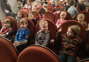 Widok na dzieci siedzące na widowni sali widowiskowej ŁDK.